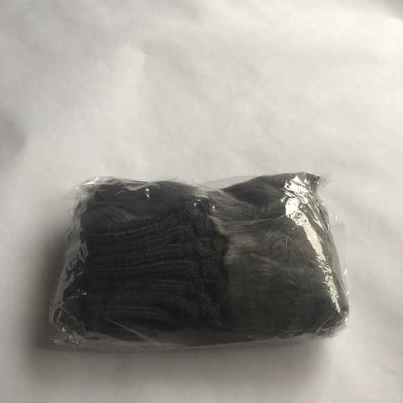 🔴SOLD Faux fur, fingerless, hand warmers - Picture 3 of 3