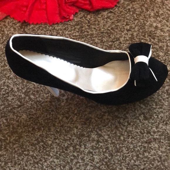 *Sale*NEW Sexy B&W Velvet Bow heels from the UK! - Picture 2 of 4
