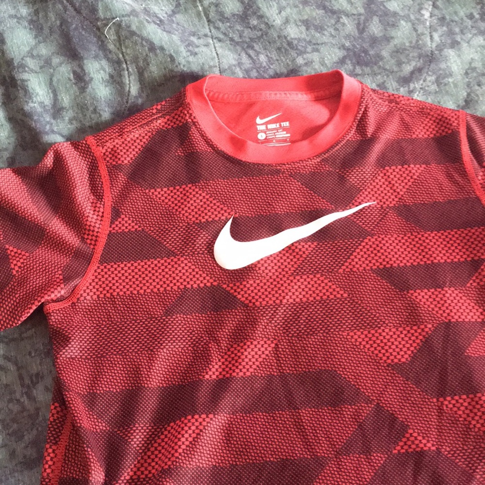 Nike athletic t-shirt (EXCELLENT CONDITION)
