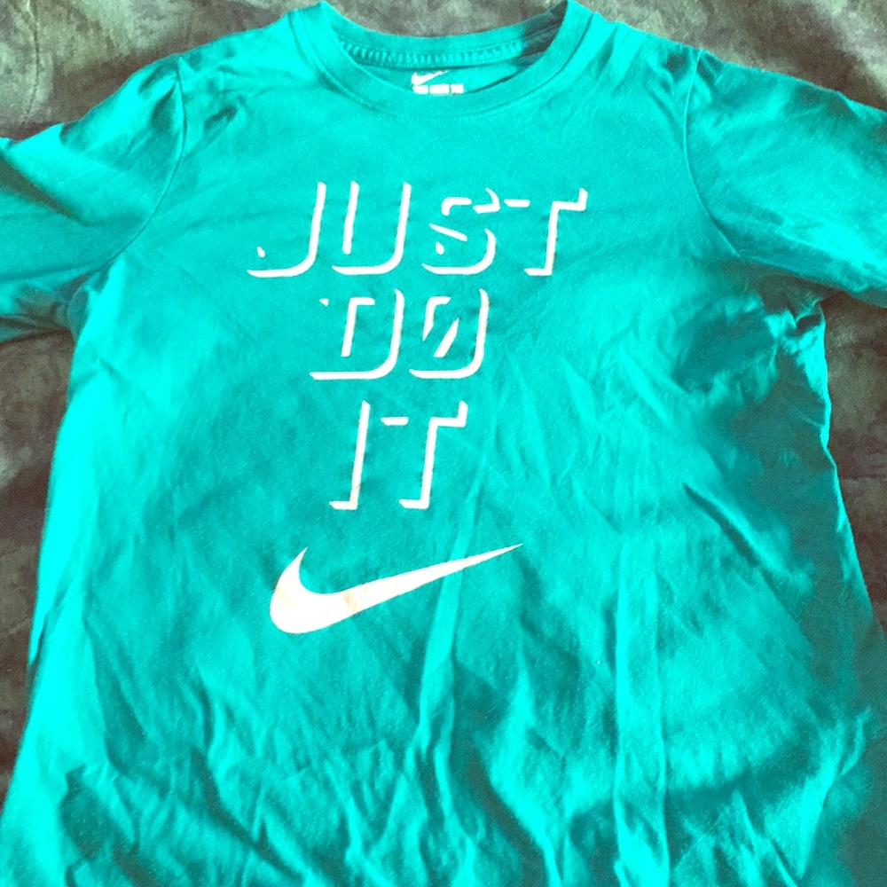 Nike athletic t-shirt (EXCELLENT CONDITION)