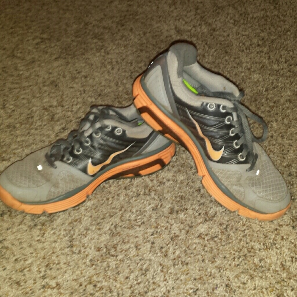 💟Nike tennis shoes size 7.5