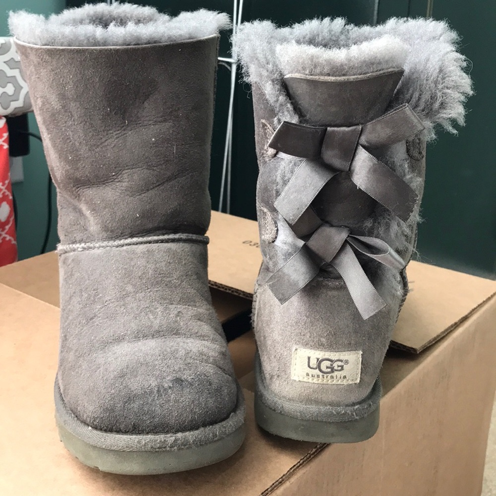 Ugg short with bows women’s size 8