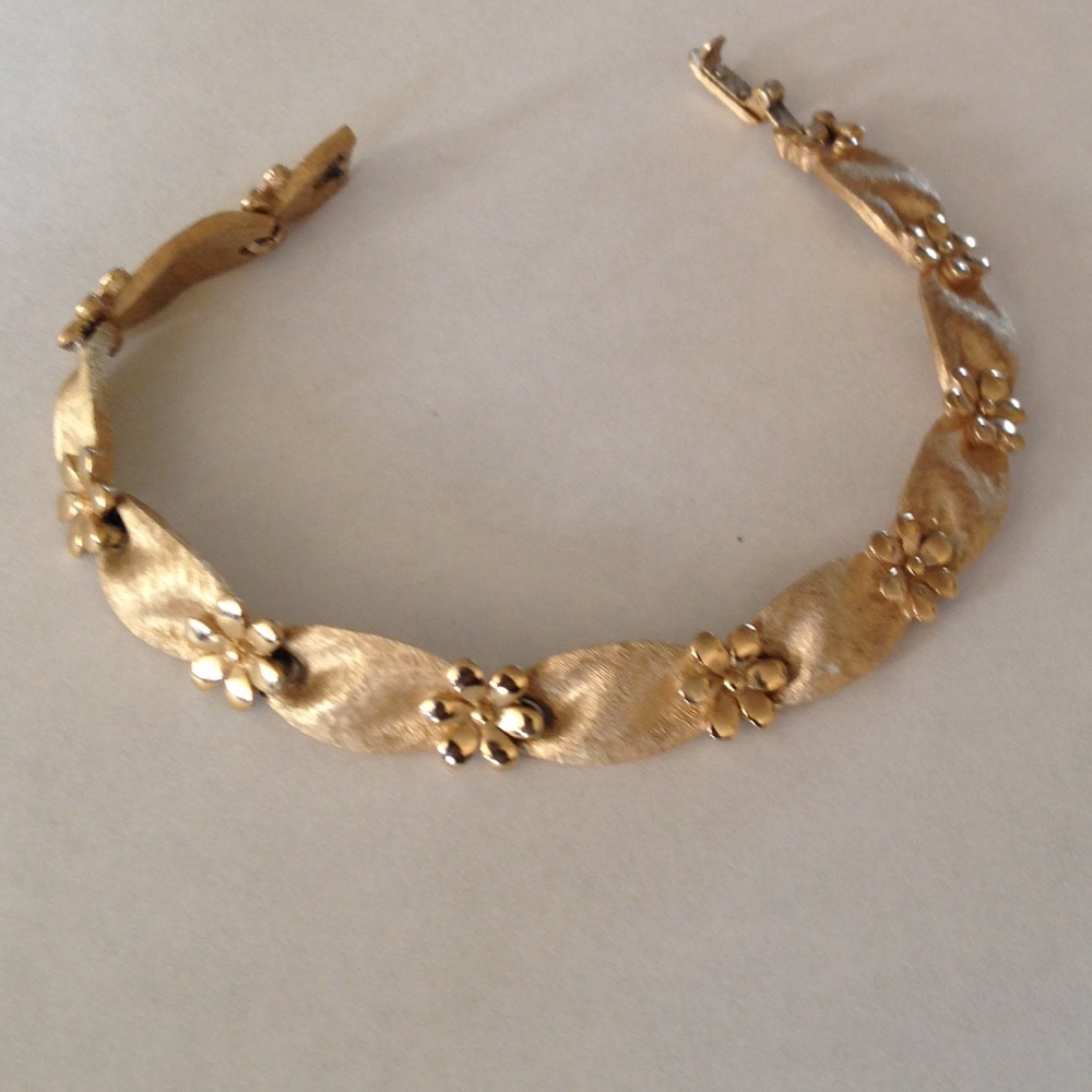 ❤ Beautiful Vintage Bracket