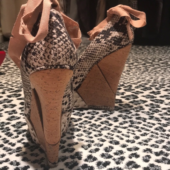 High wedged snakeskin lease up gorgeous shoes!! - Picture 3 of 8