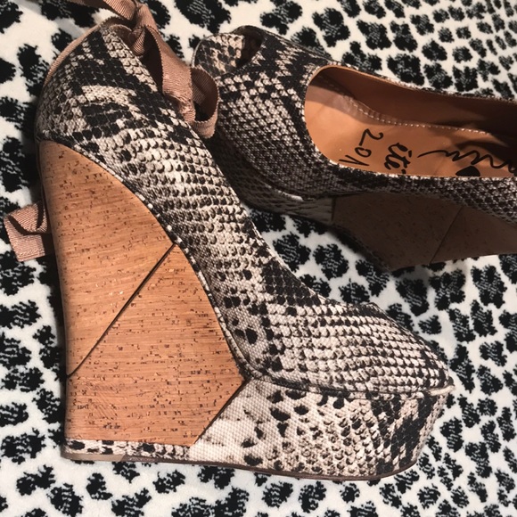 High wedged snakeskin lease up gorgeous shoes!! - Picture 4 of 8