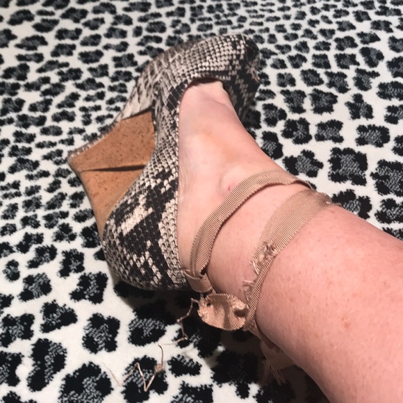 High wedged snakeskin lease up gorgeous shoes!! - Picture 5 of 8