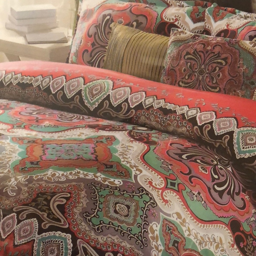 NWT Queen Duvet Cover, Bedding