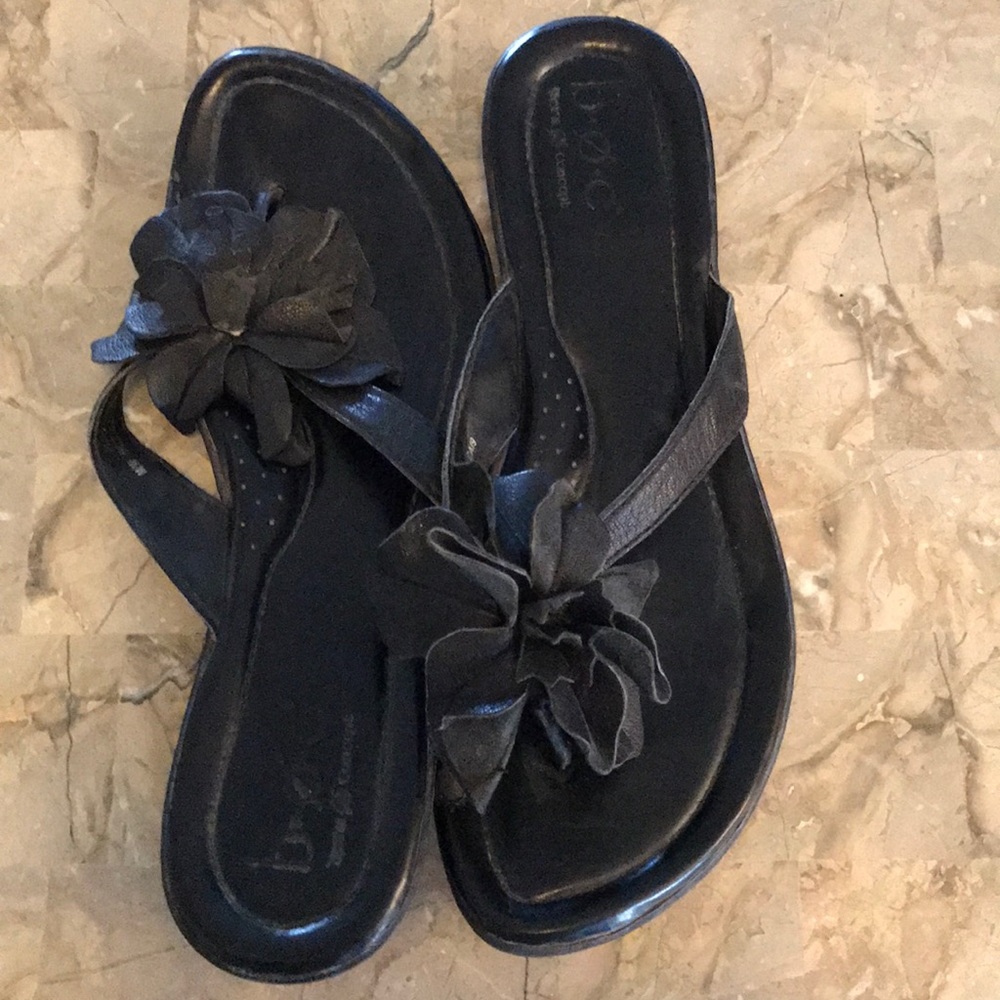 Born 10  blk flat sandals w/flower