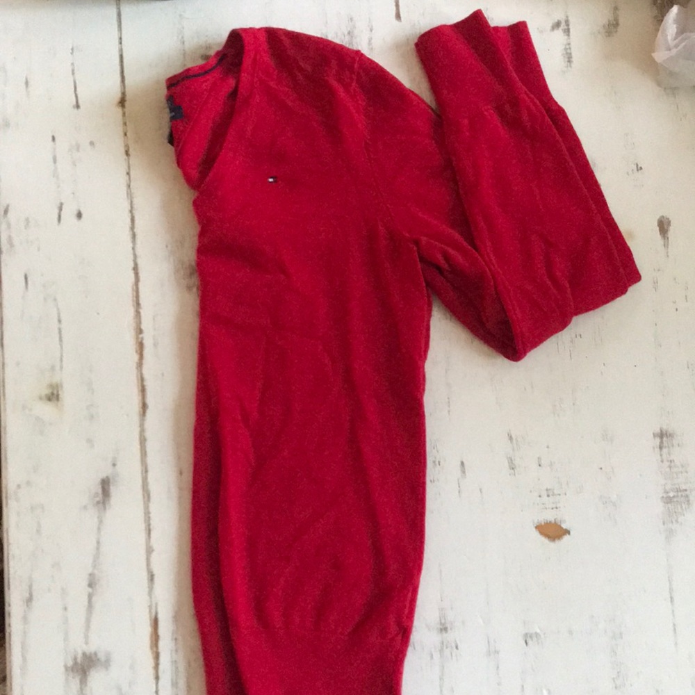 Tommy Hilfiger long sleeve. V-neck.