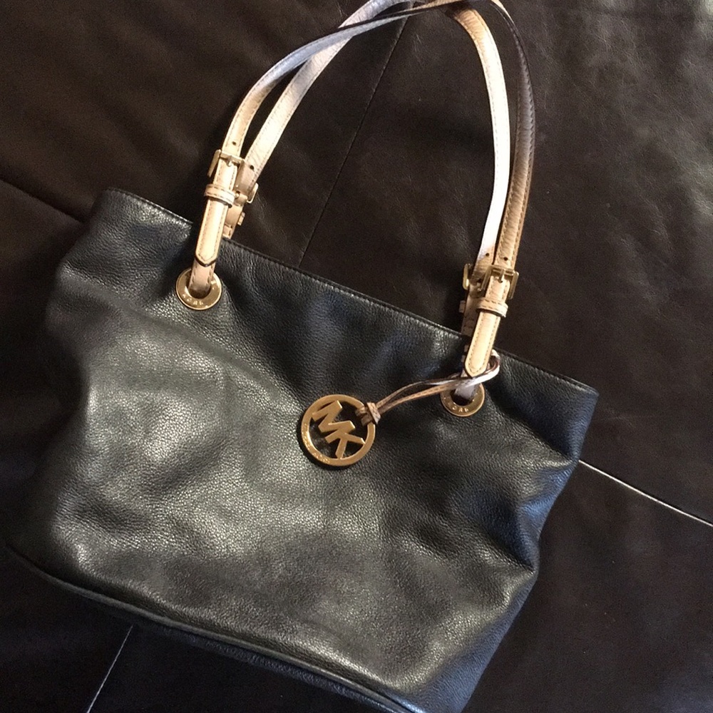 Shoulder roomy purse