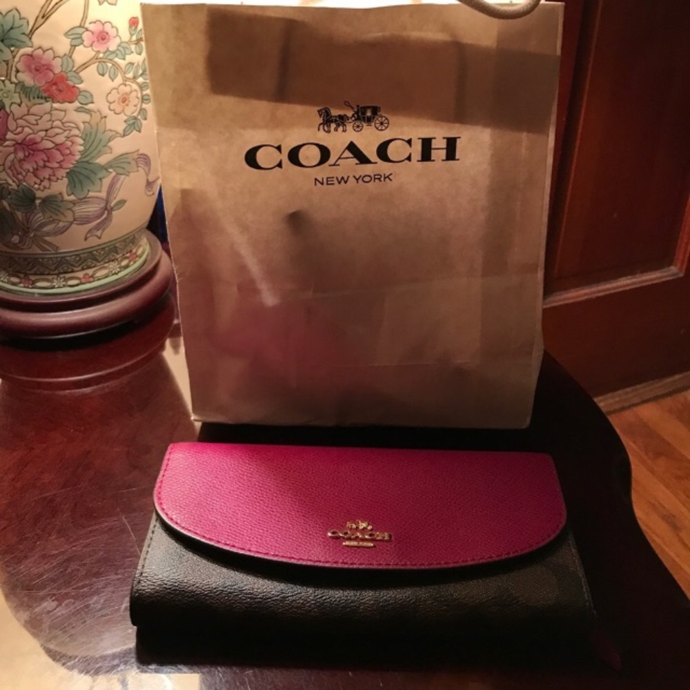 Coach Soft-grain leather wallet w/3 pockets.