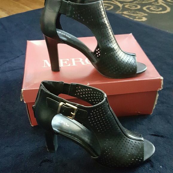 Women Heels - Picture 2 of 4