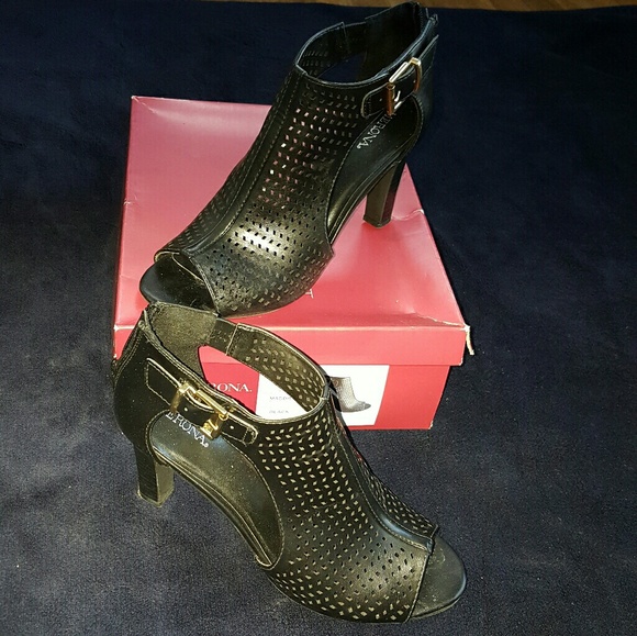 Women Heels - Picture 3 of 4