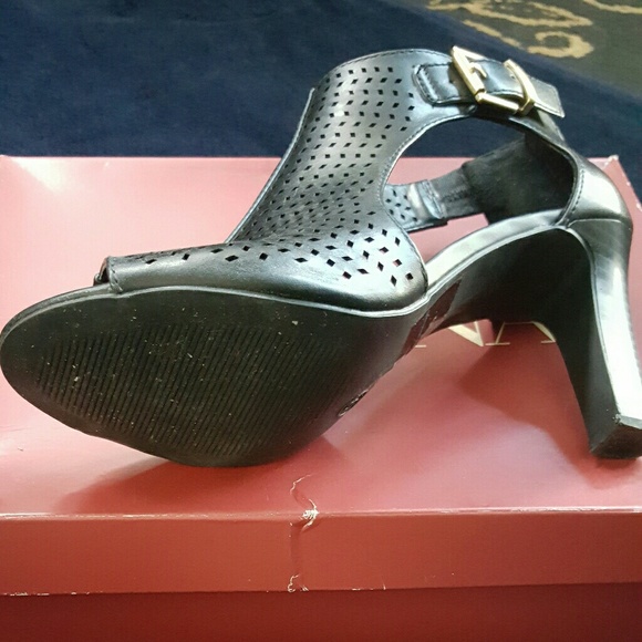 Women Heels - Picture 4 of 4