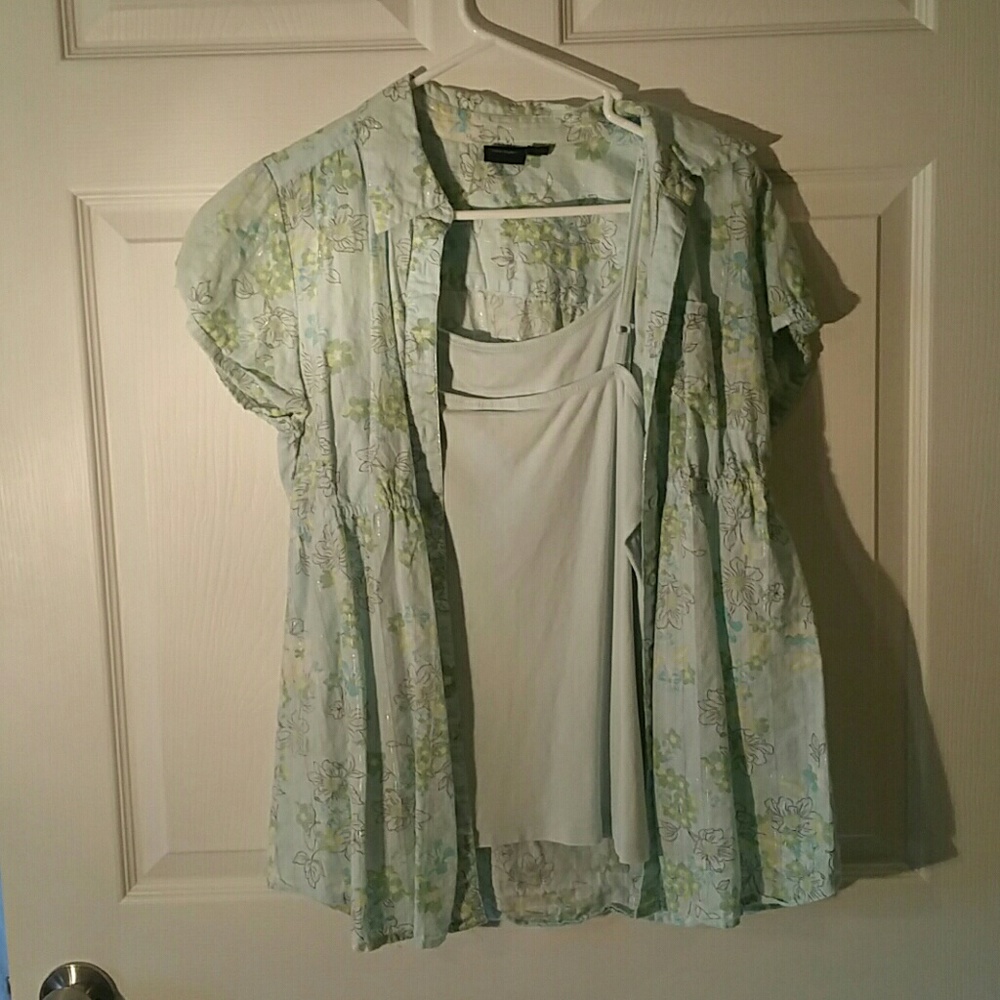 Short sleeve blue flowered button down w/cami, Med