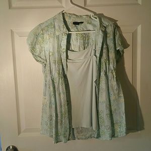 Short sleeve blue flowered button down w/cami, Med