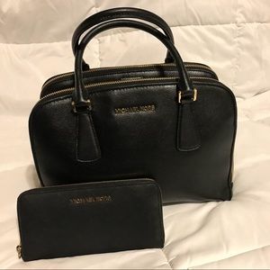 Michael Kors handbag and matching wallet👜