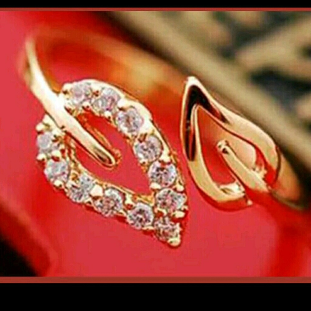 Golden and Crystal Leaves 🍂 Ring.  Gold Plated
