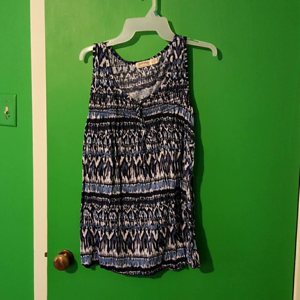 Blue print sleeveless crinkle top