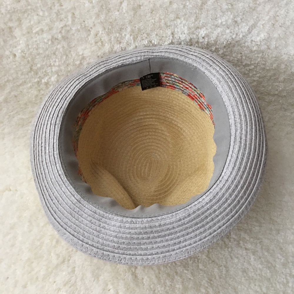 Beautiful Hat - Picture 5 of 6