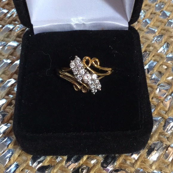 Estate Jewelry - Genuine Diamond 10K Gold Ring !