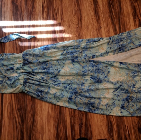 Dresses - Picture 4 of 7