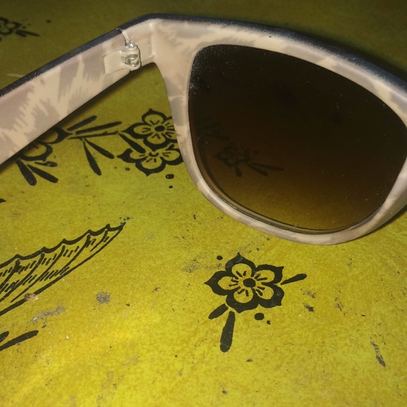 Cheetah Print Sunglasses - Picture 3 of 4