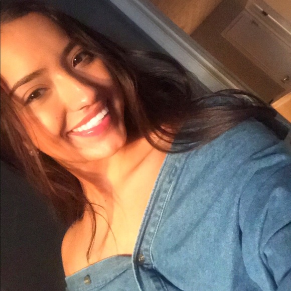 Meet your posher, Melissa 💙 - Picture 1 of 2