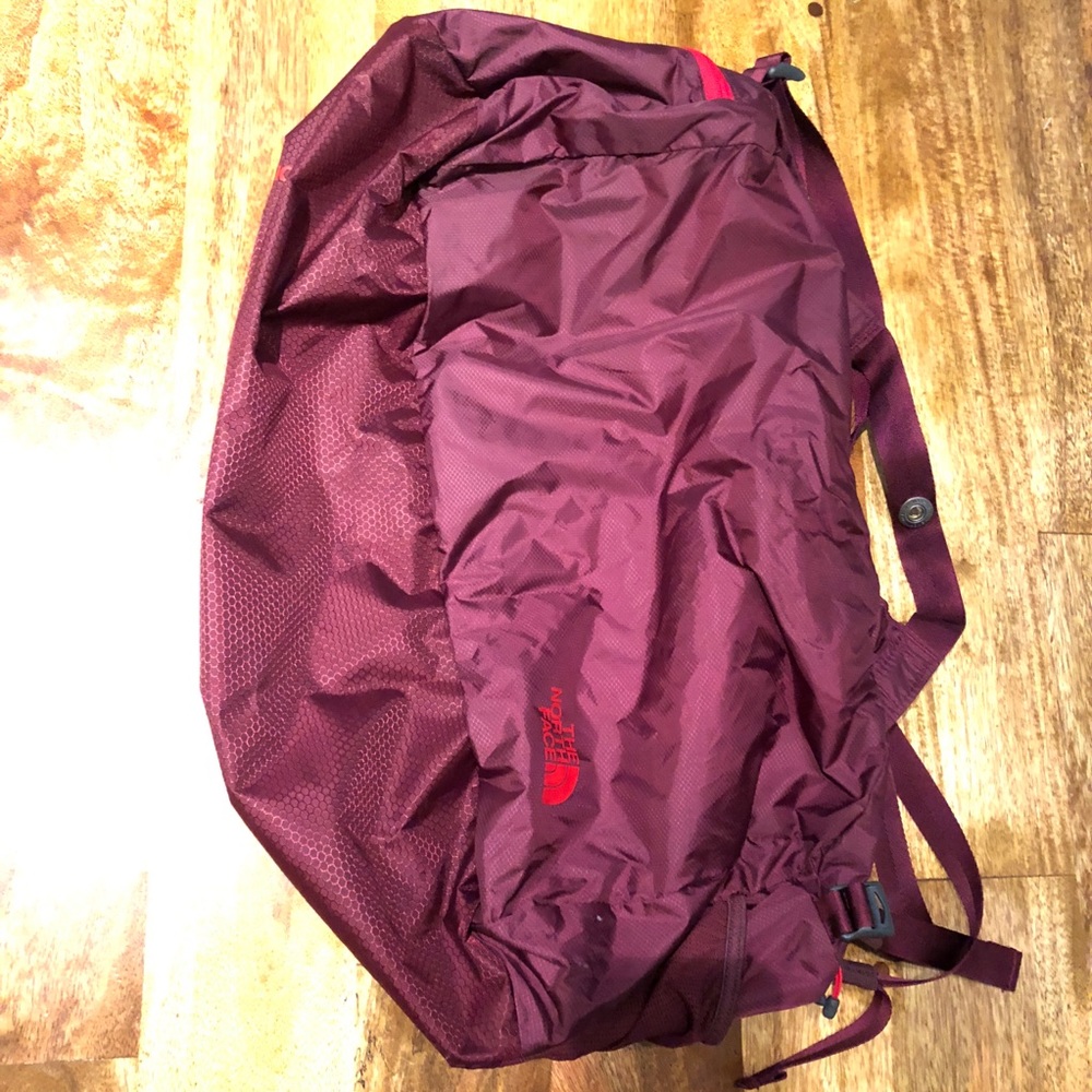 The North Face Flyweight Duffel - Garnet Red