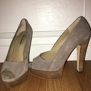 Women’s peep toe chunky heel pumps
