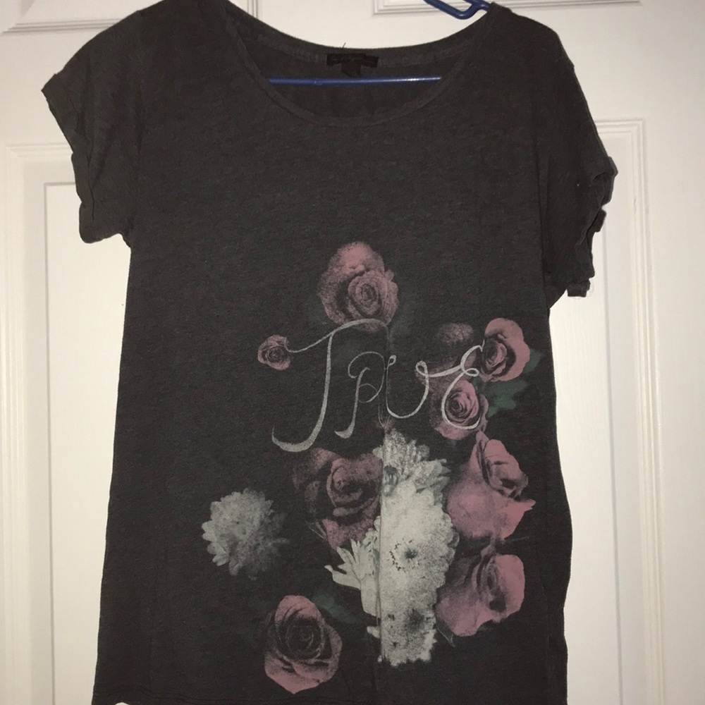 “True” shirt with roses/flower design