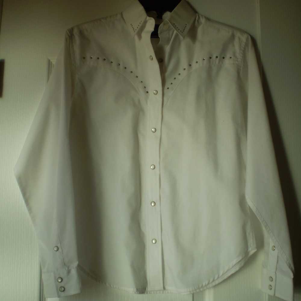 white woman shirt