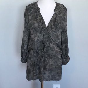 Joie gray silk floral print top 🎉HP🎉