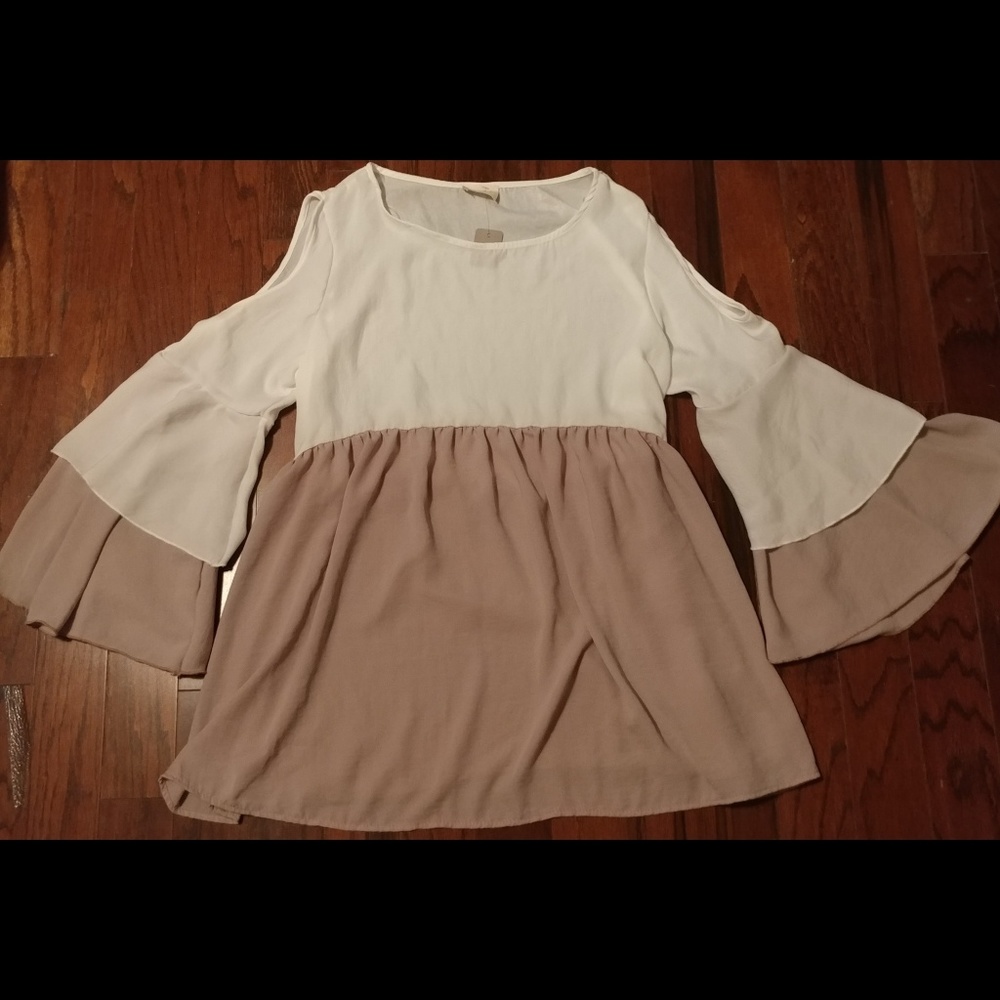 💎LAST ONE💎 Cream and Tan Cold Shoulder Top