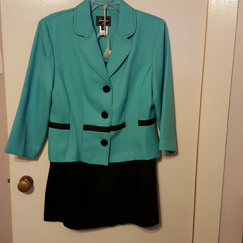 Skirt suit