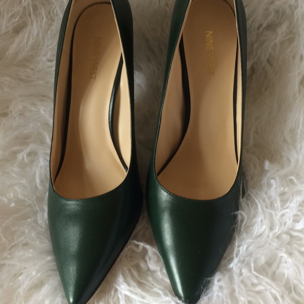 Nine West hunter green pumps