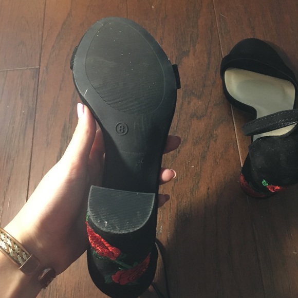 Charlotte Russe black rose heels - Picture 3 of 6