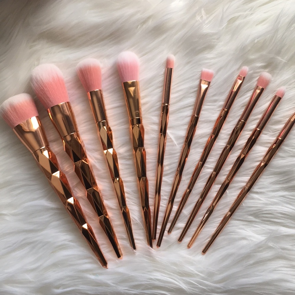Set of 10 makeup brushes