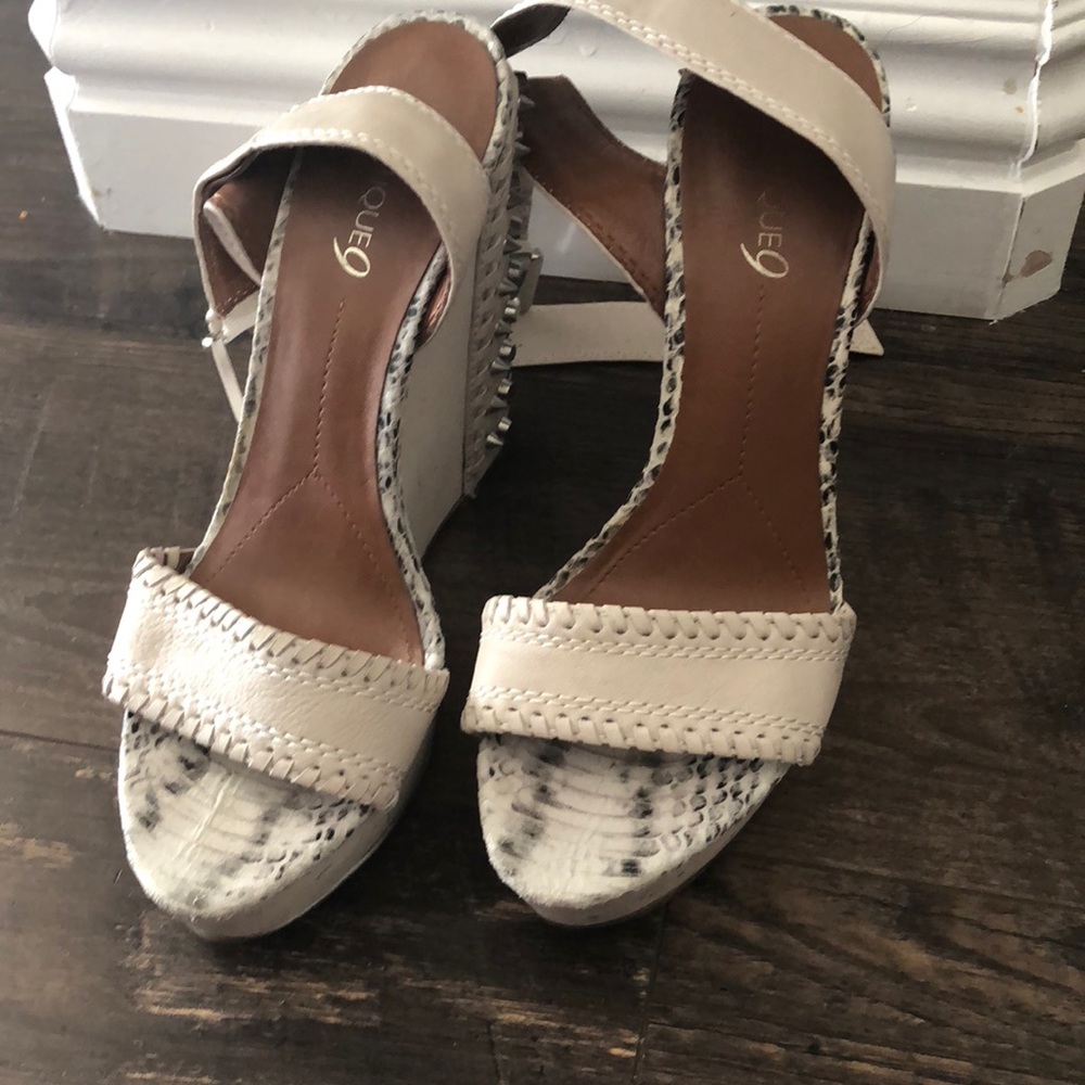 Spike snakeskin Wedges