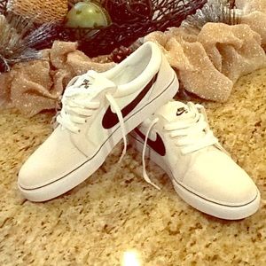 New Nike tennis shoes