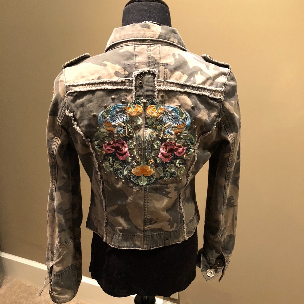 Vintage Women's Camo Embroidered Jacket