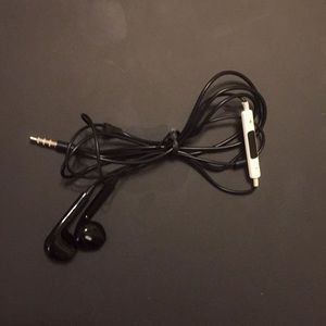 Get FREE black ear phones once you buy 2️⃣ items