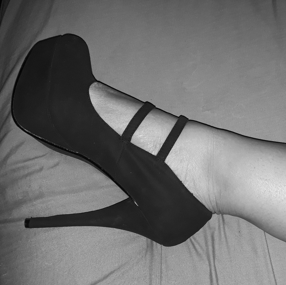 Beautiful Black 4inch Derek Heart Heels