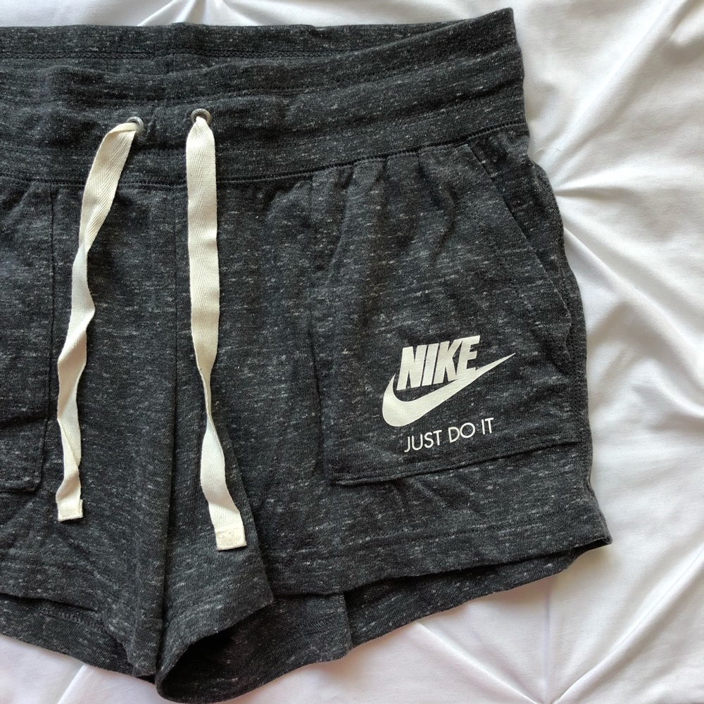 ✨LAST PAIR✨ Women’s Nike Just Do It Shorts - Picture 2 of 5