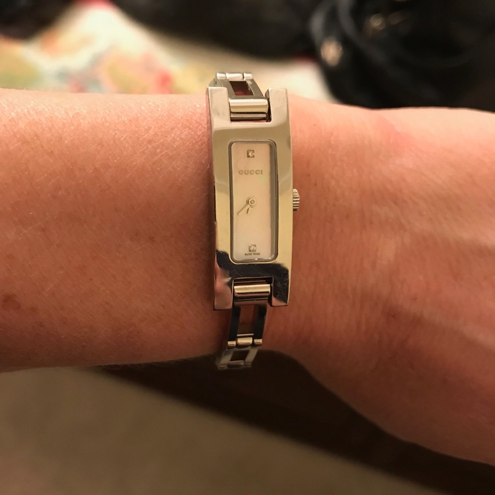 Gucci womens watch with 2 diamonds
