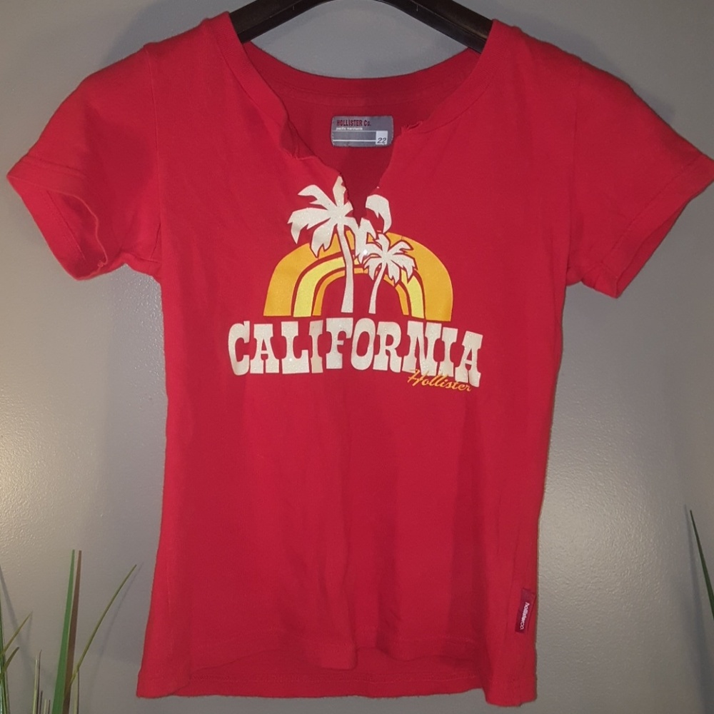Red Hollister tee