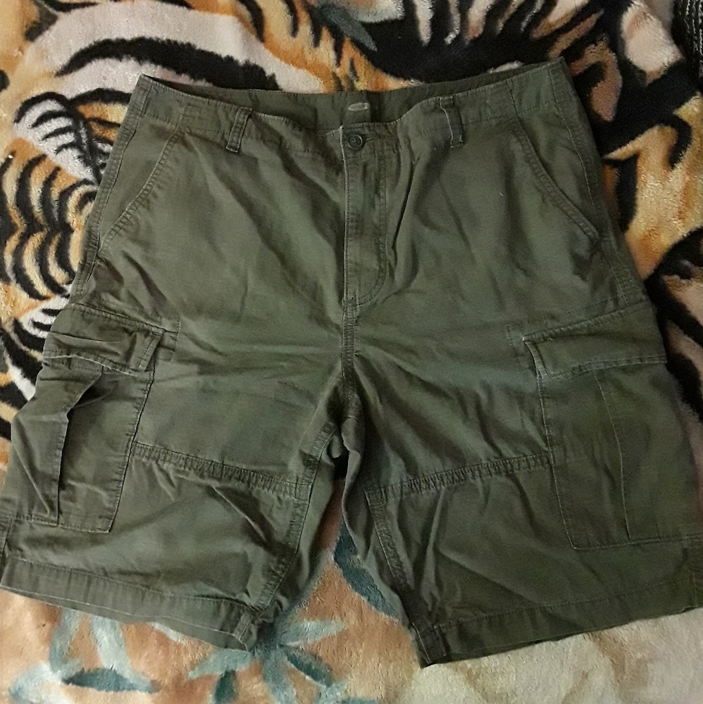 38w Green cargo shorts