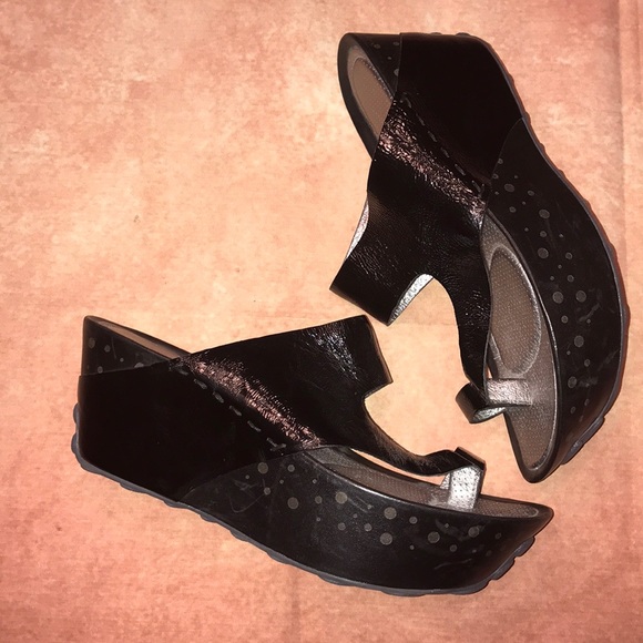 toe loop wedge sandals