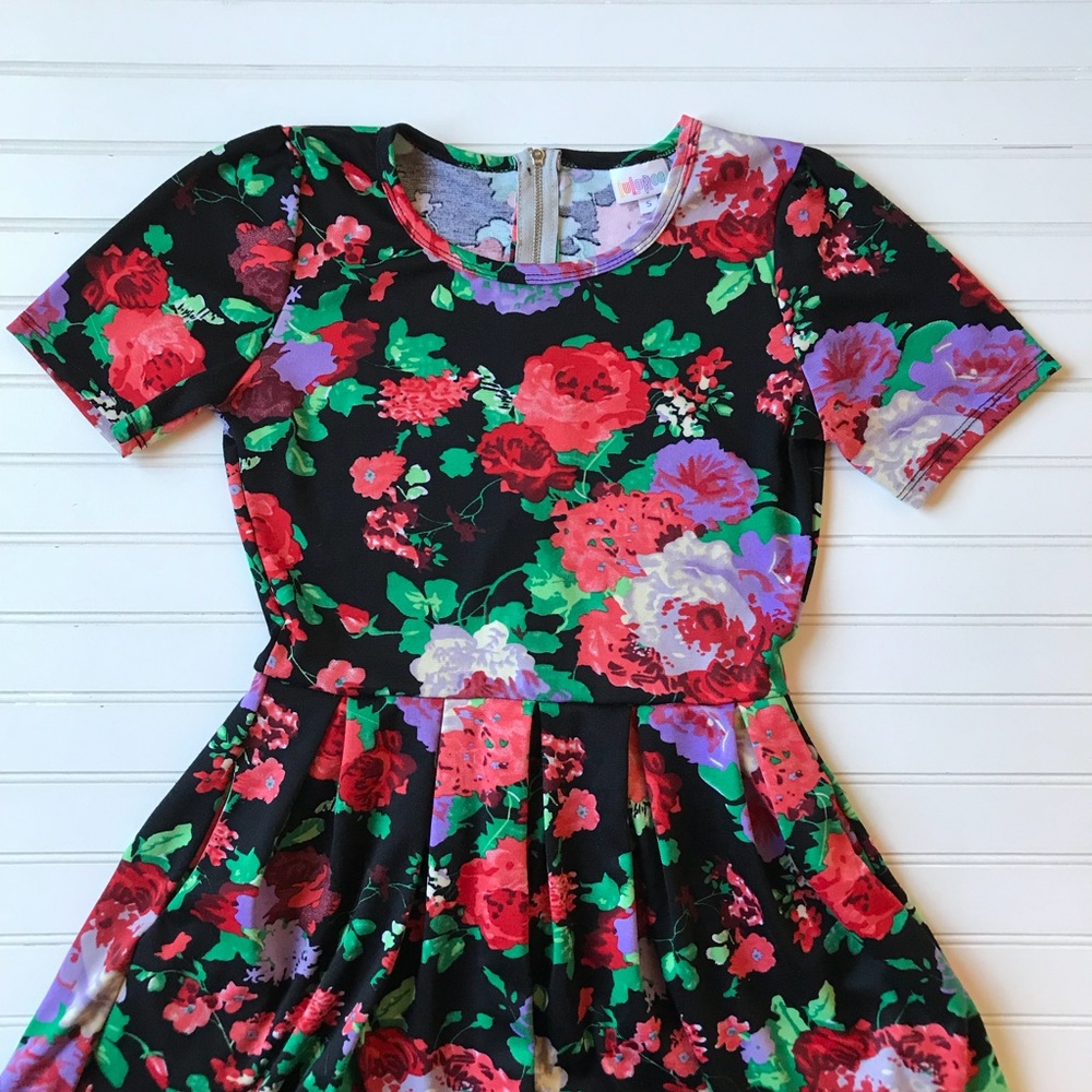 😍 floral Lularoe Amelia small