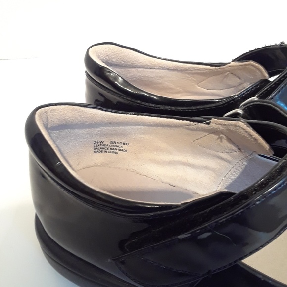 ❌❌SOLD❌❌Black Patent Mary Jane's Size 2.5 - Picture 4 of 6
